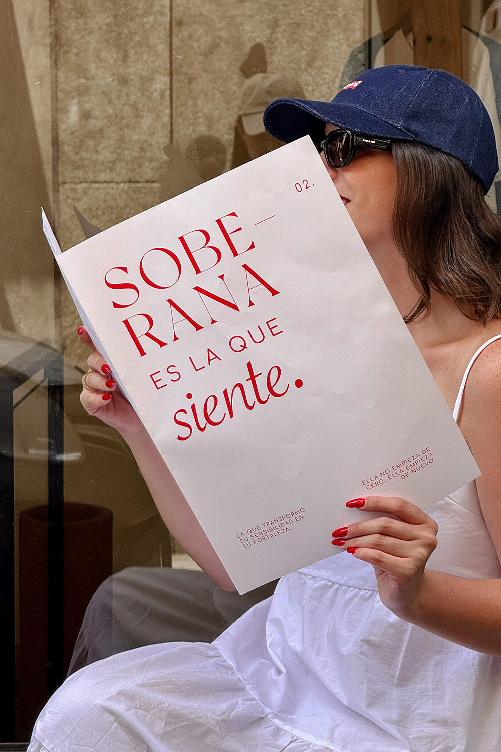 Mujer sostiene una cartulina que lleva impresa la siguiente frase: "Soberana es la que siente".