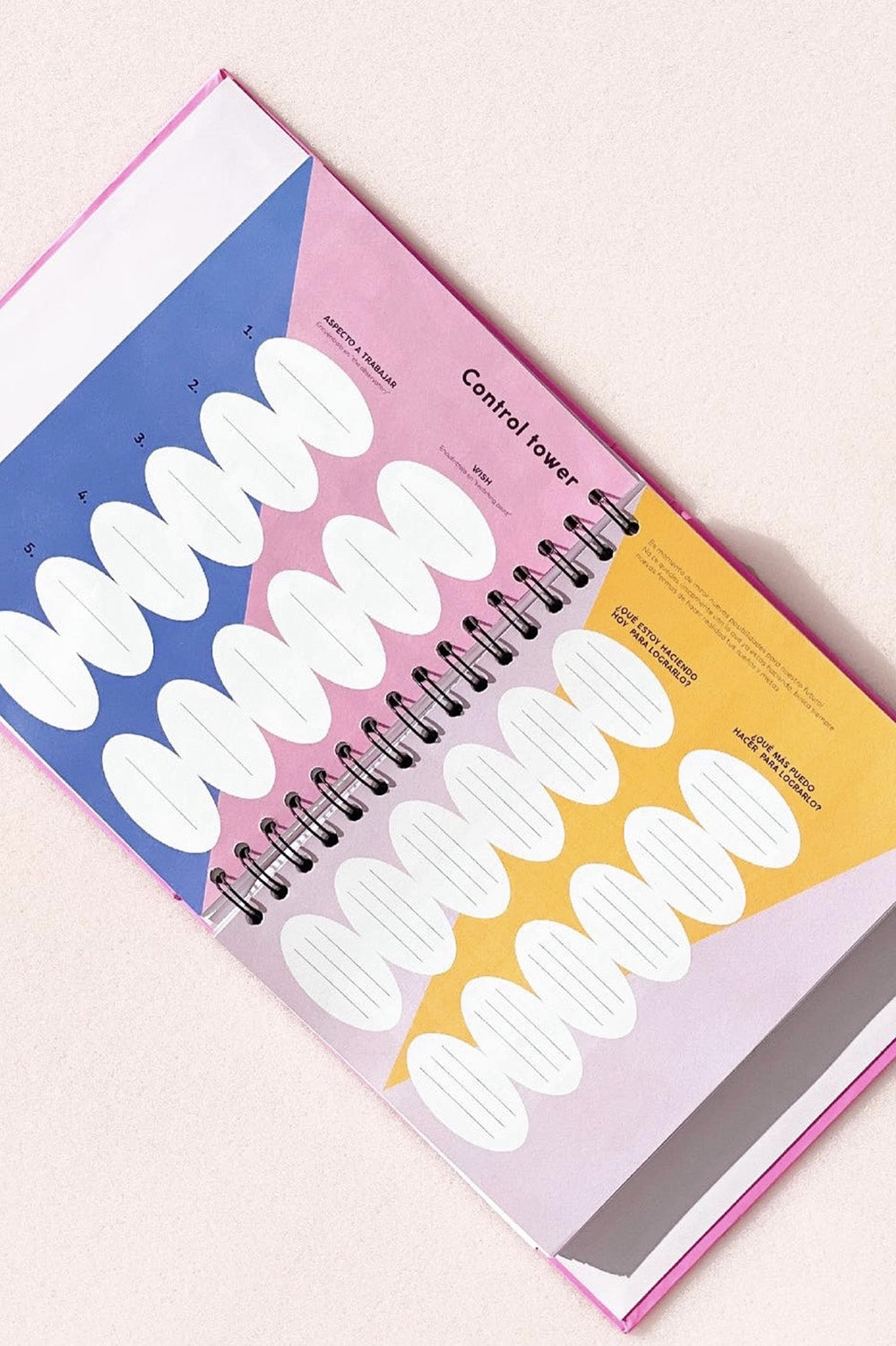 Una agenda abierta sobre una mesa.