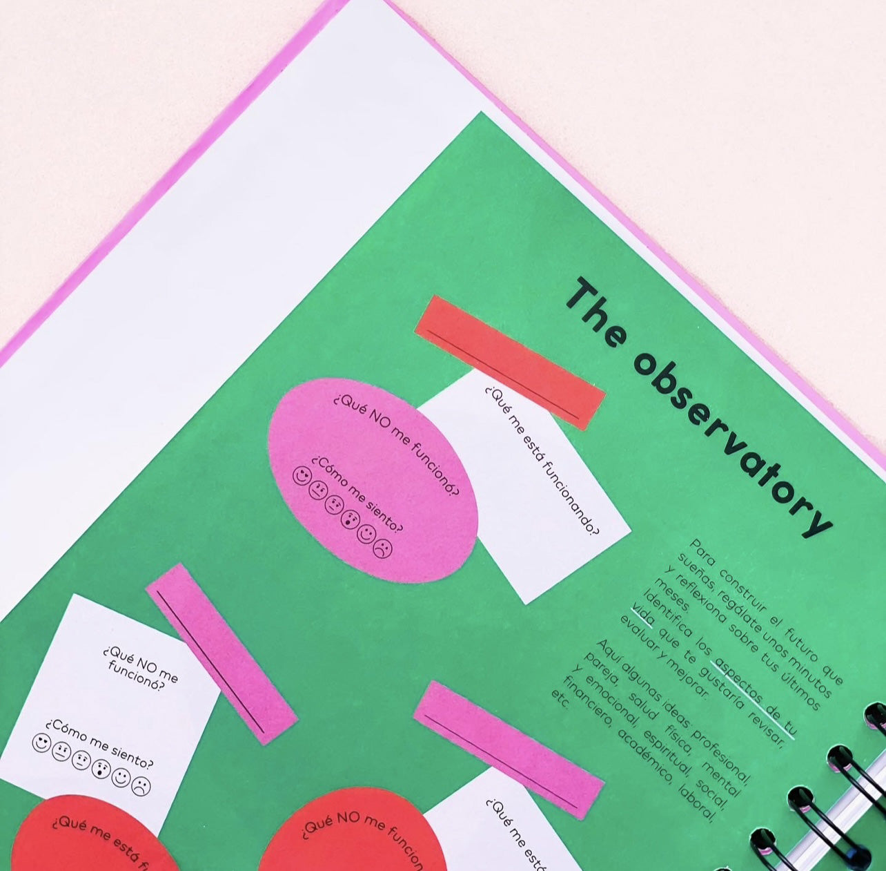 Una agenda abierta sobre una mesa.