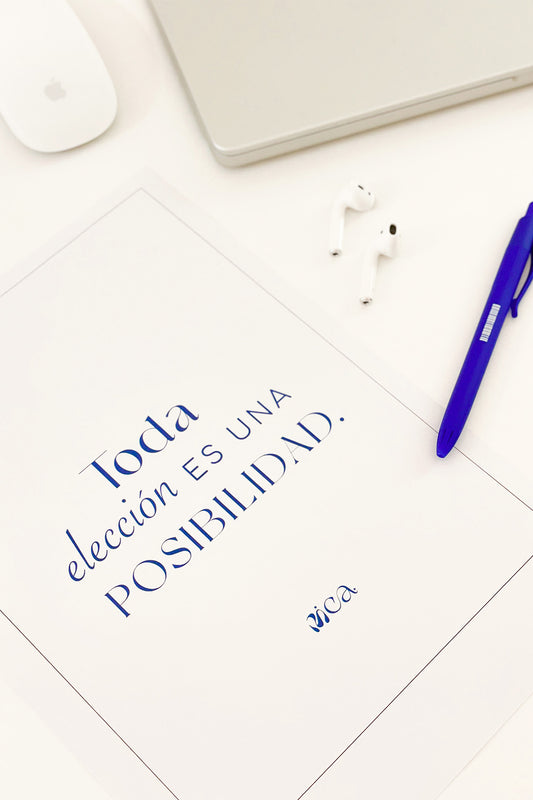 Una hoja de papel impreso con el logo de Mica y la frase "Toda elección es una posibilidad".