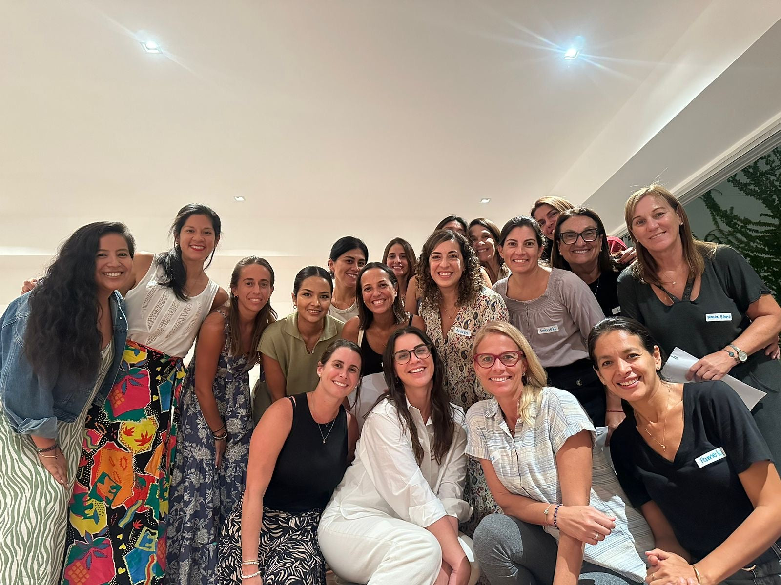 Un grupo de mujeres sonríe y mira a la cámara. 