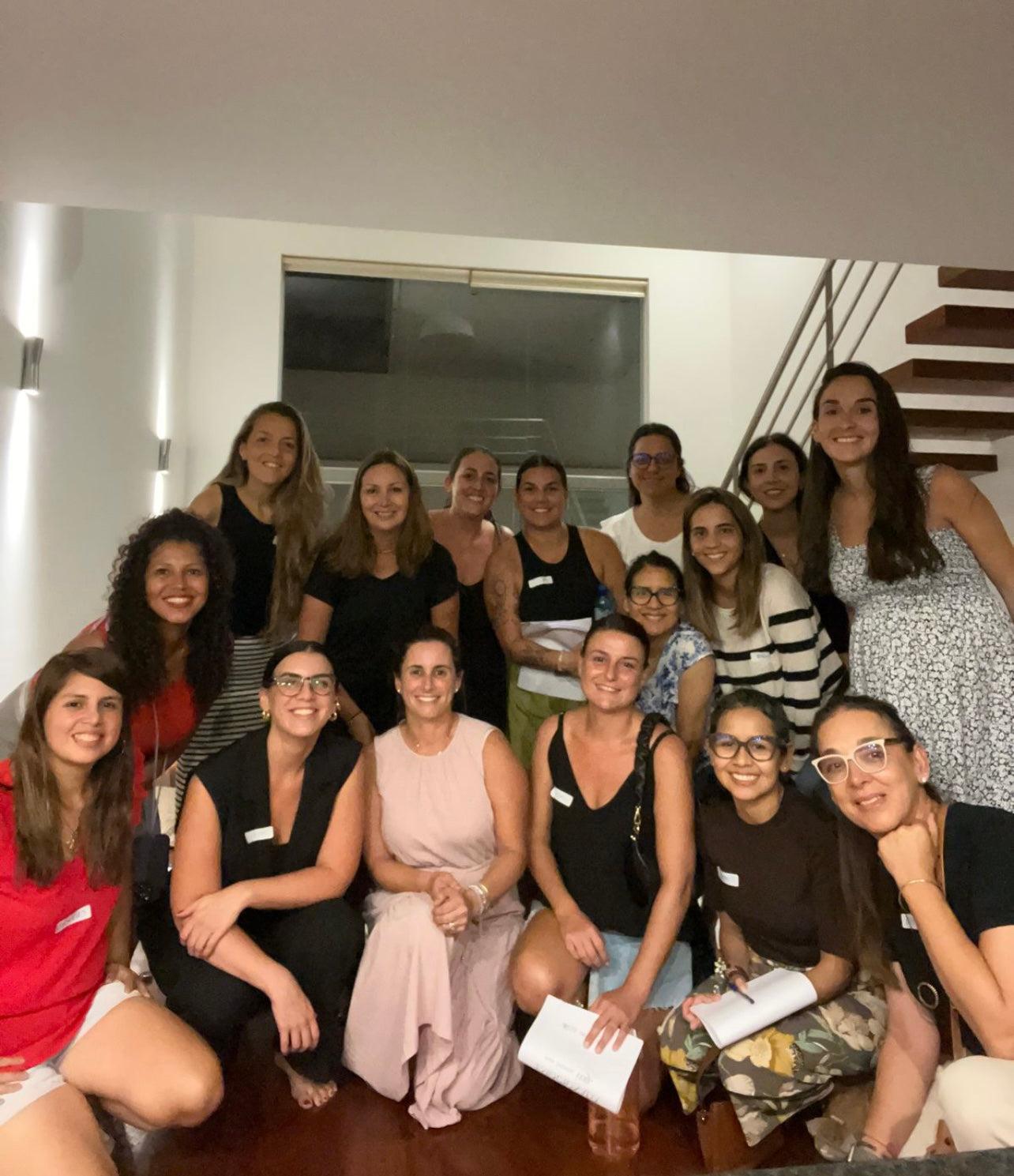 Un grupo de mujeres sonríe y mira a la cámara. 