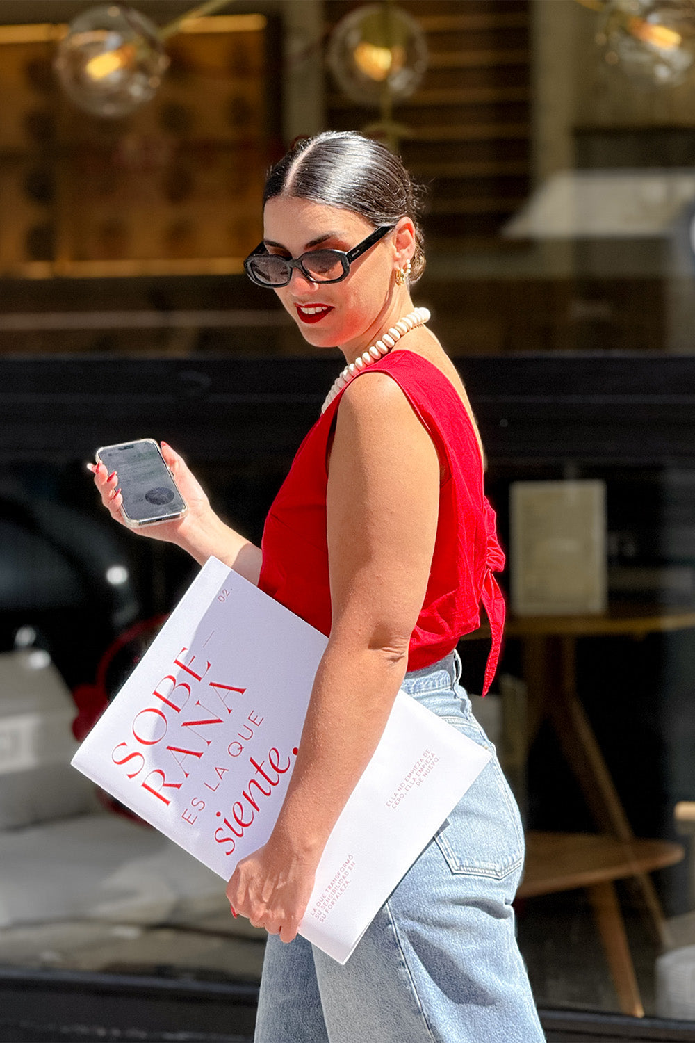 Una mujer carga un folder con la palabra "Soberana" impreso sobre él.