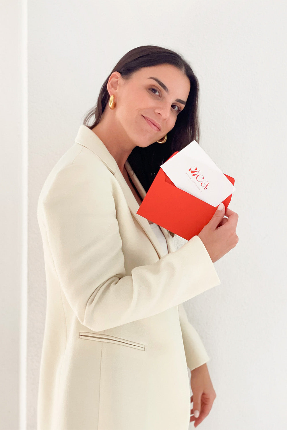 Mica Álvarez sujeta un papel impreso con su nombre y sonríe a la cámara.